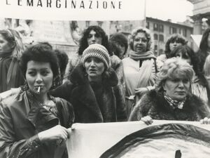 Dettaglio di tre manifestanti davanti al Pantheon