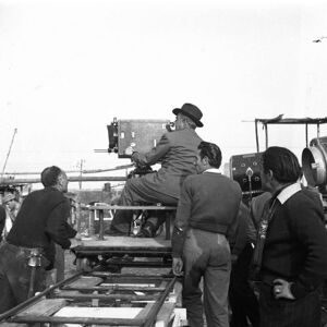 Il regista Vittorio De Sica alla macchina da presa sul set del film "Miracolo a Milano" girato nel quartiere milanese di Lambrate