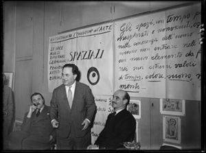 Discussione pubblica sull'arte spaziale organizzata in occasione dell'inaugurazione della mostra dello scultore Franco Garelli presso la Galleria del Naviglio a Milano: da sinistra Carlo Cardazzo, Beniamino Joppolo e Lucio Fontana