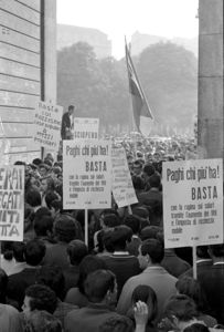 Folla di all'Arena di Milano in occasione dello sciopero generale indetto da CGIL, CISL e UIL contro il carovita
