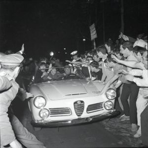 I Beatles lasciano la Stazione Centrale a bordo di un'Alfa Romeo 2600 spider<br>