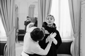 Nello specchio sullo sfondo il riflesso di un fotografo che riprende la scena<br>