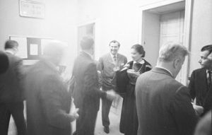 Da sinistra di spalle Giovanni Battista Meneghini, Luchino Visconti, sullo sfondo Nicola Rossi-Lemeni e in primo piano di spalle Gianandrea Gavazzeni<br>