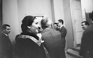 Vicino a Maria Callas il marito Giovanni Battista Meneghini<br>