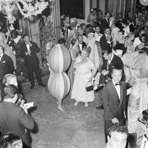 Tra gli altri Elsa Maxwell a fianco a Miss Maria Salata Philips avvolta da un curioso costume.<br>