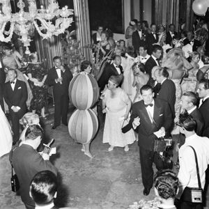 Tra gli altri Elsa Maxwell a fianco a Miss Maria Salata Philips avvolta da un curioso costume.<br>