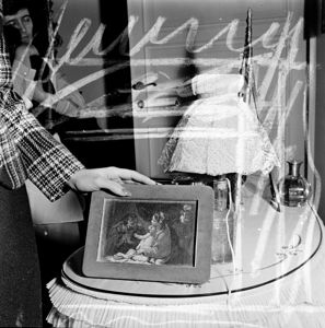 Il dipinto le fu donato dal marito Giovanni Battista Meneghini il 1 agosto 1957 alla vigilia del suo debutto italiano all'Arena di Verona<br>