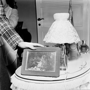 Il dipinto le fu donato dal marito Giovanni Battista Meneghini il 1 agosto 1957 alla vigilia del suo debutto italiano all'Arena di Verona<br>