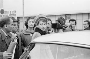 Alle sue spalle l'amica Giovanna Lomazzi<br>