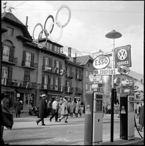 In mezzo alla strada sono appesi i cinque cerchi olimpici.<br>
