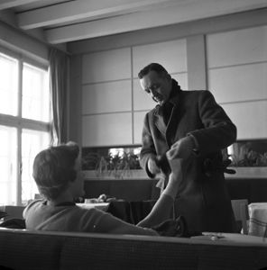 La pattinatrice americana poco prima della sua competizione cade in allenamento ferendosi al piede destro con la lama del pattino e sembra dover dire addio alla prova. Il padre arriva in suo soccorso dagli Stati Uniti le applica una speciale protezione che le consente di poter gareggiare e vincere così la medaglia d'oro.<br>