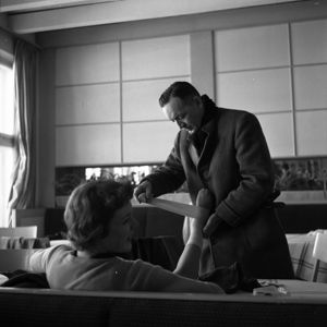 La pattinatrice americana poco prima della sua competizione cade in allenamento ferendosi al piede destro con la lama del pattino e sembra dover dire addio alla prova. Il padre arriva in suo soccorso dagli Stati Uniti le applica una speciale protezione che le consente di poter gareggiare e vincere così la medaglia d'oro<br>