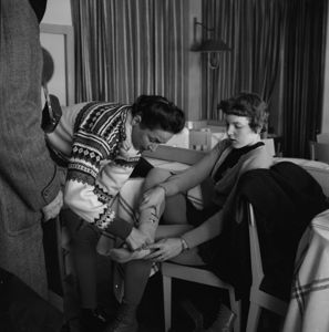 La pattinatrice americana poco prima della sua competizione cade in allenamento ferendosi al piede destro con la lama del pattino e sembra dover dire addio alla prova. Il padre arriva in suo soccorso dagli Stati Uniti le applica una speciale protezione che le consente di poter gareggiare e vincere così la medaglia d'oro<br>