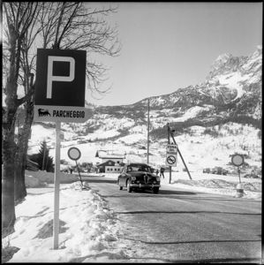 A sinistra l'indicazione di un parcheggio con il logo dell'Agip<br>