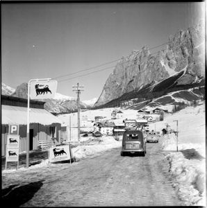 A destra una Fiat 500 C Belvedere e Fiat 1400.<br>