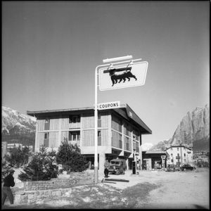 In primo piano l'insegna a bandiera dell'Agip con il logo del cane a sei zampe.<br>