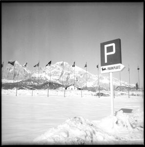 La scritta parcheggio è in tedesco affiancata dal logo dell'Agip del cane a sei zampe.<br>