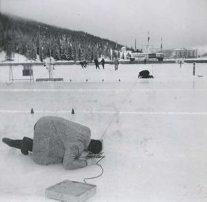 Posizionamento della linea del traguardo sul lago di Misurina dove si disputeranno le prove di velocità di pattinaggio su ghiaccio dei VII Giochi olimpici invernali