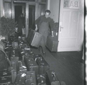 Le valigie dei turisti sovietici giunti a Cortina d'Ampezzo per assistere ai VII Giochi olimpici invernali