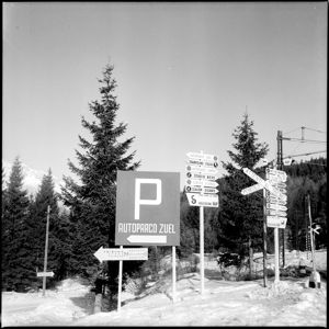 Nei cartelli le indicazioni per le varie sedi delle competizioni olimpiche, per i parcheggi e per il Centro stampa.<br>