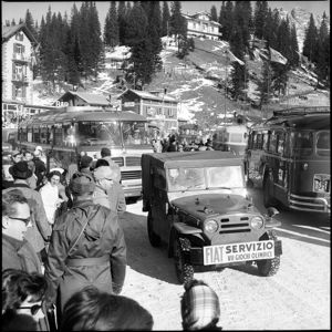 In primo piano una Fiat campagnola.<br>