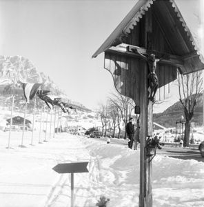 A sinistra la segnaletica per parcheggi e impianti di risalita e la pubblicità dell'olio motore Agip Energol.<br>