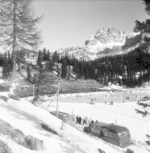 Sullo sfondo le tribune per assistere alle gare, sulla strada di accesso due pullman parcheggiati.<br>