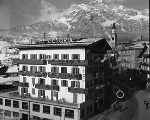 A destra in basso corso Italia decorato con i cinque cerchi olimpici.<br>