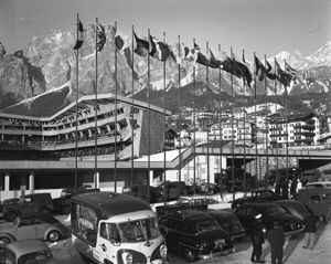 All'esterno dello Stadio automobili parcheggiate tra cui un furgone che pubblicizza Martini & Rossi.<br>