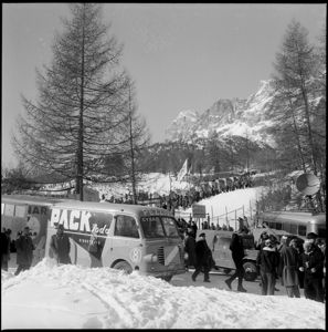 A sinistra due furgoni pubblicizzano i prodotti Pezziol.<br>