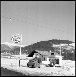 Sull'edificio della stazione di servizio le indicazioni per l'Azienda di soggiorno.<br>