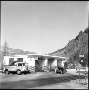 A sinistra un carroattrezzi del servizio assistenza Fiat.<br>