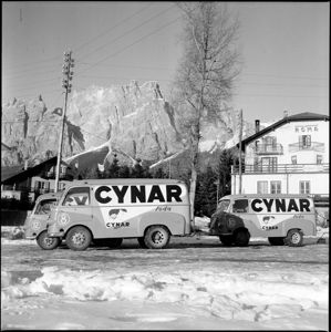 A destra l'hotel Roma dove alloggiava la squadra dell'Australia.<br>