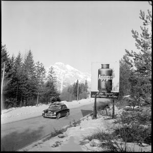 Sul cartello la scritta: "Agipgas. Il gas liquido del sottosuolo italiano".<br>