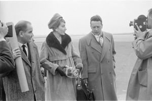 In mano la soprano ha una scatola di gelatine che le sono state donate al suo arrivo.<br>