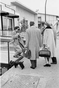 Alla sua destra Georges Cravenne, al guinzaglio il barboncino Toy.<br>