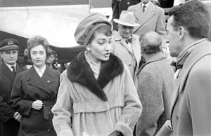 Alle sue spalle, tra gli altri, il marito Giovanni Battista Meneghini.<br>