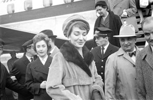 Alla sua sinistra il marito Giovanni battista Meneghini e Georges Cravenne.<br>