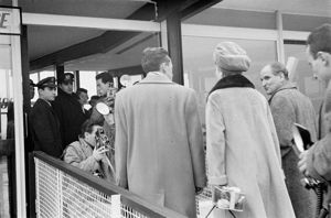 Alla sua destra il produttore cinematografico francese Georges Cravenne<br>