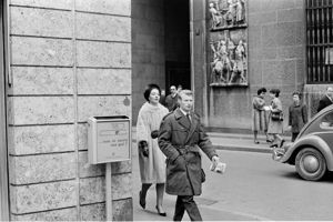 Sullo sfondo Palazzo degli Imbonati.<br>