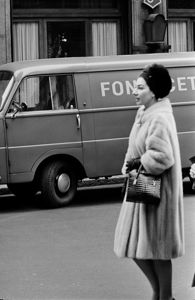 Parcheggiato un furgone della Fonit Cetra.<br>