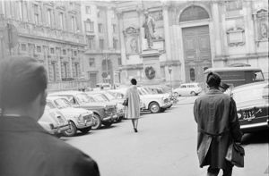 Sullo sfondo la statua di Alessandro Manzoni.<br>