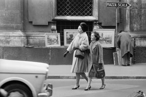 All'edificio della chiesa sono appoggiati alcuni quadri presumibilmente in vendita.<br>