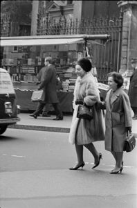 Sullo sfondo una bancarella che vende libri.<br>