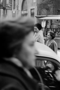 Sullo sfondo una bancarella che vende libri.<br>