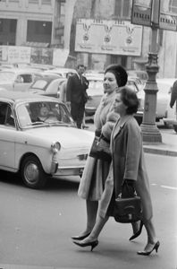 Sullo sfondo manifesti pubblicitari della Nougatine Talmone.<br>