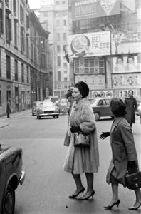 Sullo sfondo manifesti pubblicitari della Nougatine Talmone.<br>