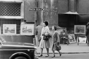 All'edificio della chiesa sono appoggiati alcuni quadri presumibilmente in vendita.<br>