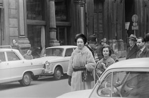 Sullo sfondo a destra il negozio di arredamenti Colombo e Vitali.<br>