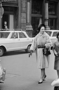 Sullo sfondo a destra il negozio di arredamenti Colombo e Vitali.<br>